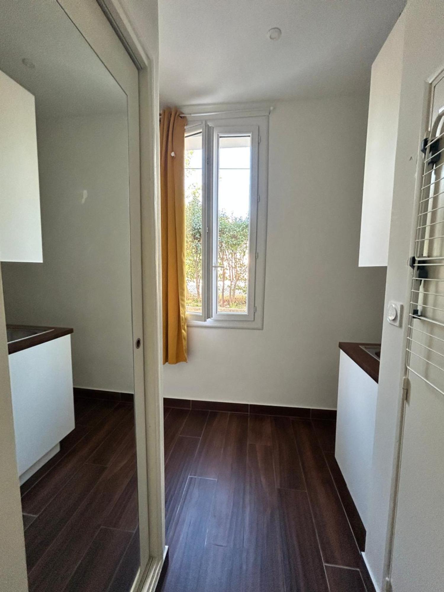 Agreable Studio Renove Avec Place De Parking Bandol Esterno foto