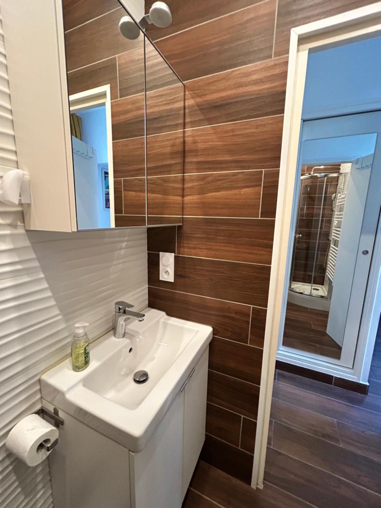 Agreable Studio Renove Avec Place De Parking Bandol Esterno foto