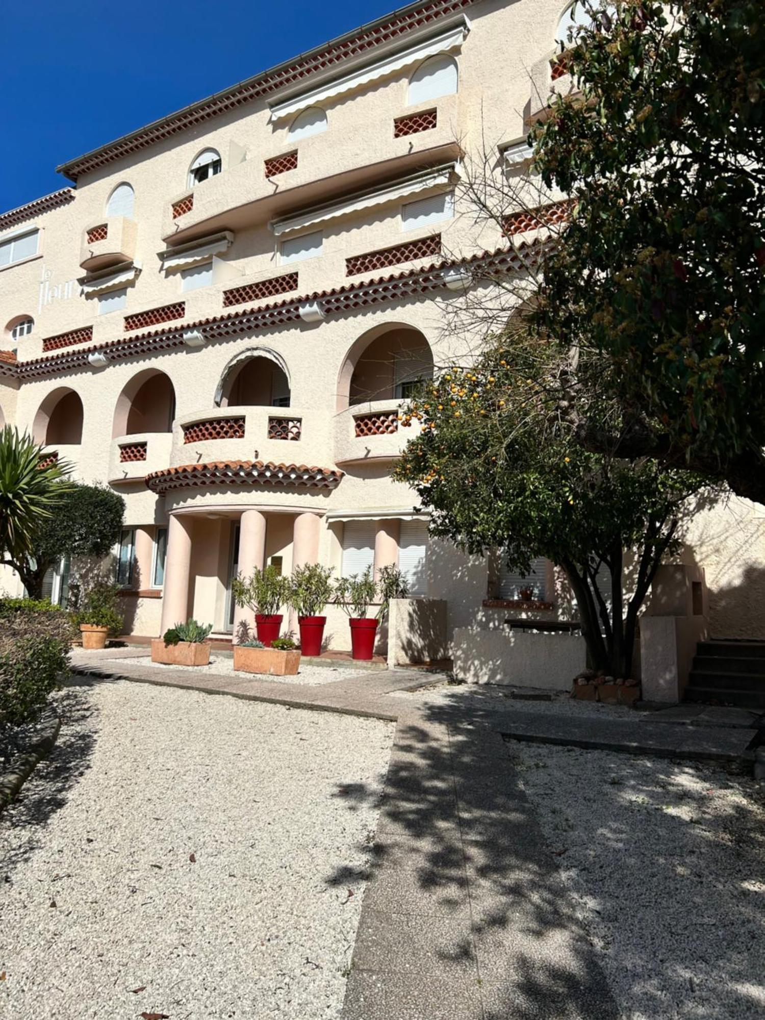 Agreable Studio Renove Avec Place De Parking Bandol Esterno foto